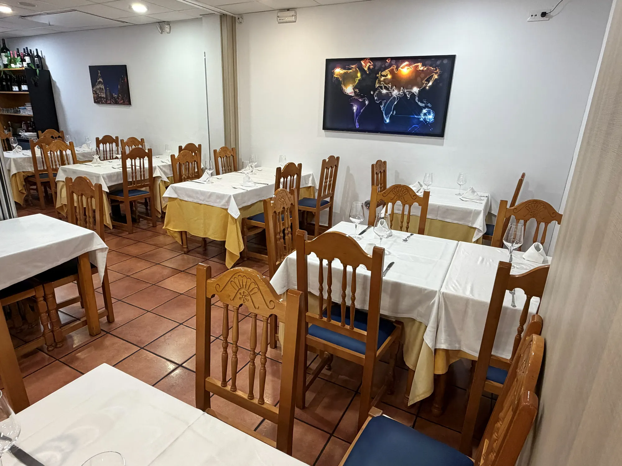 Comedor de EU MUNDO con el mapamundi en la pared